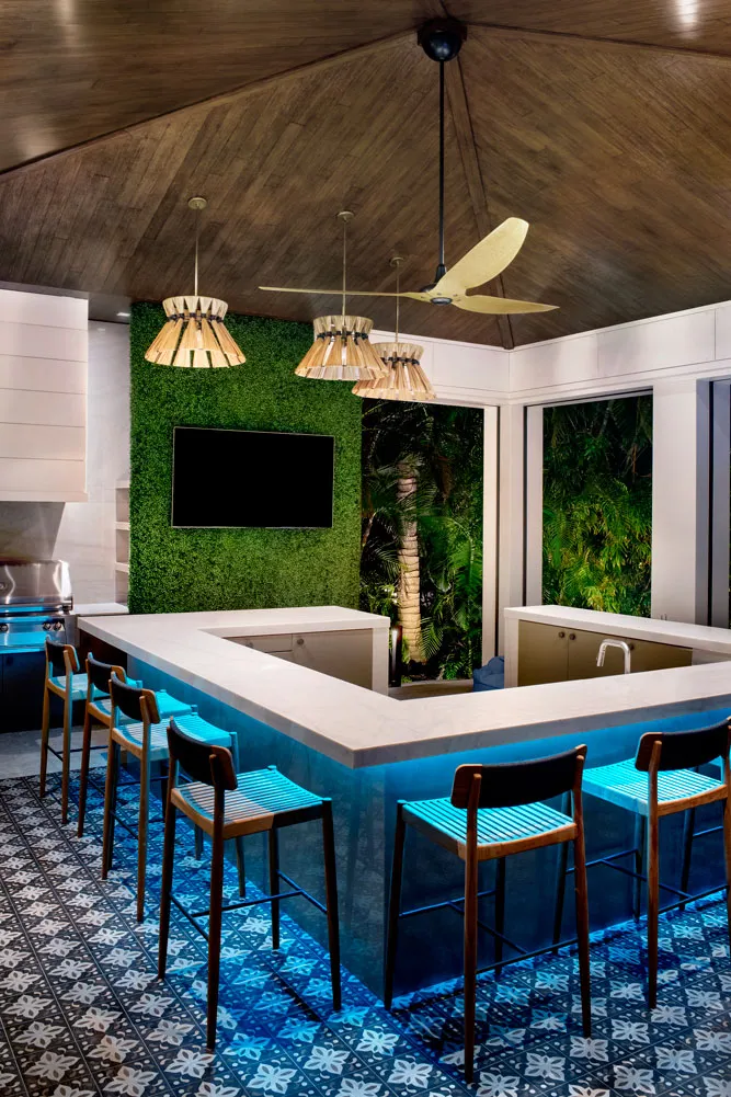 Port Royal Residence I: outdoor bar night