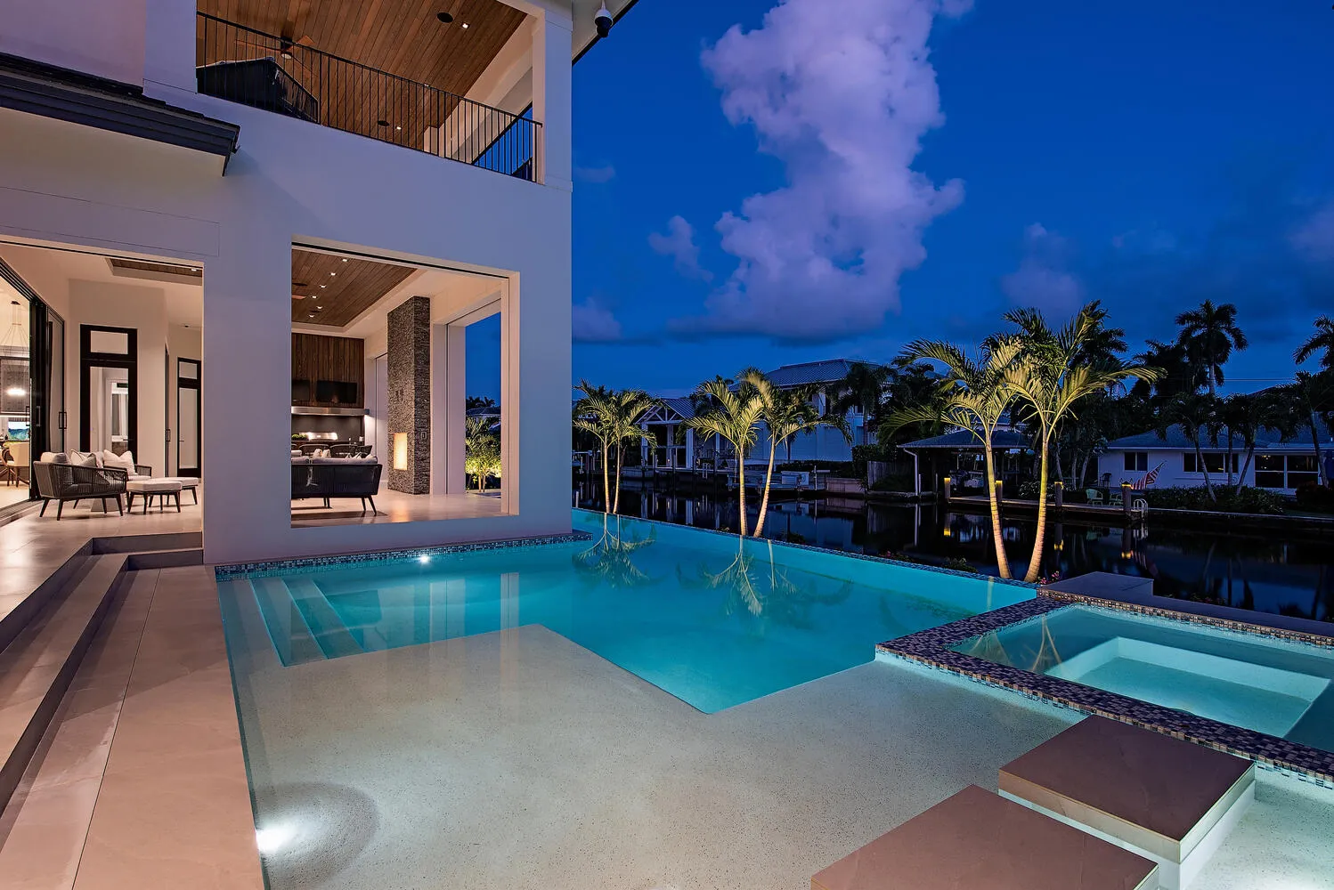 Aqualane Shores Residence: pool night