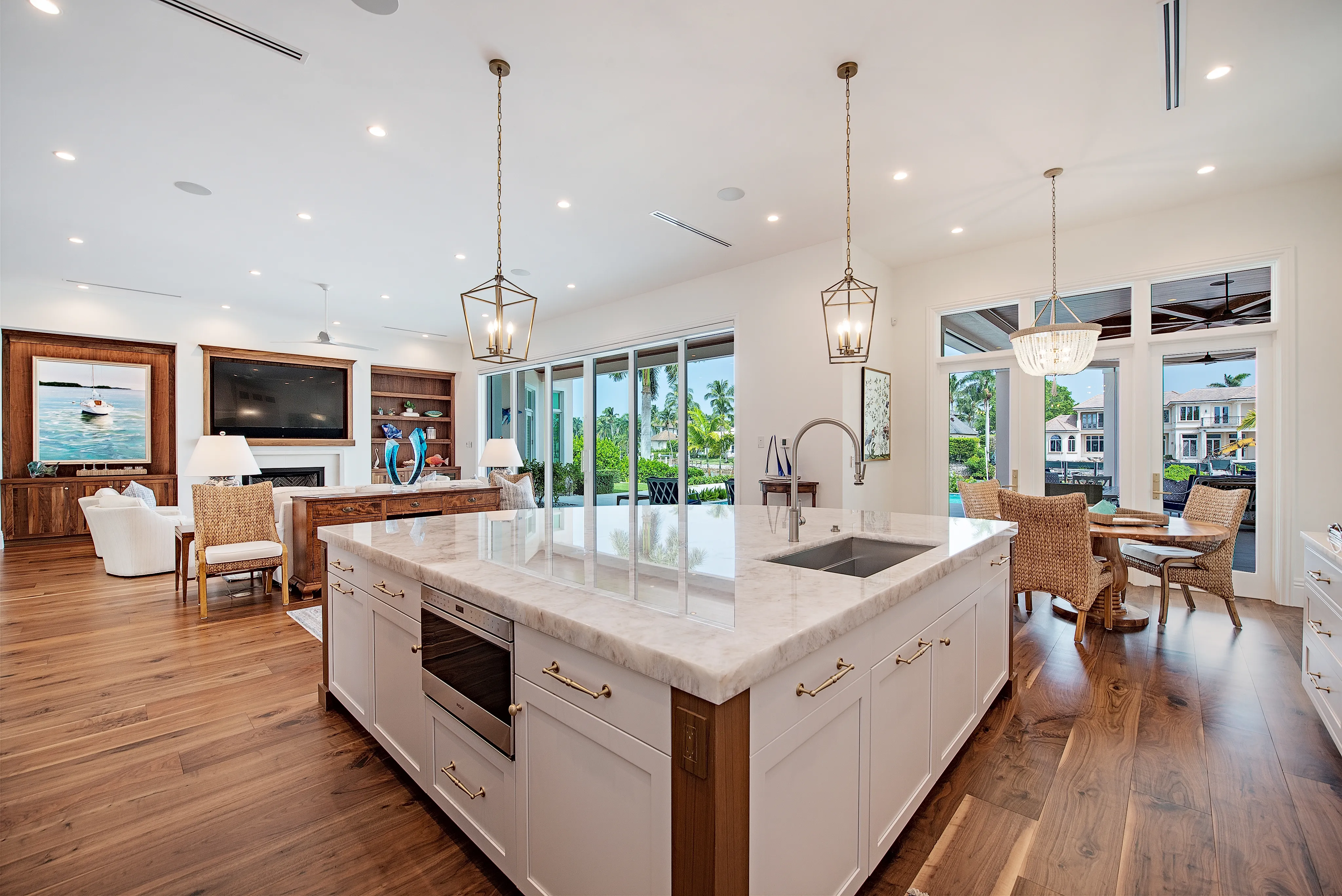 Port Royal Residence II: kitchen family view