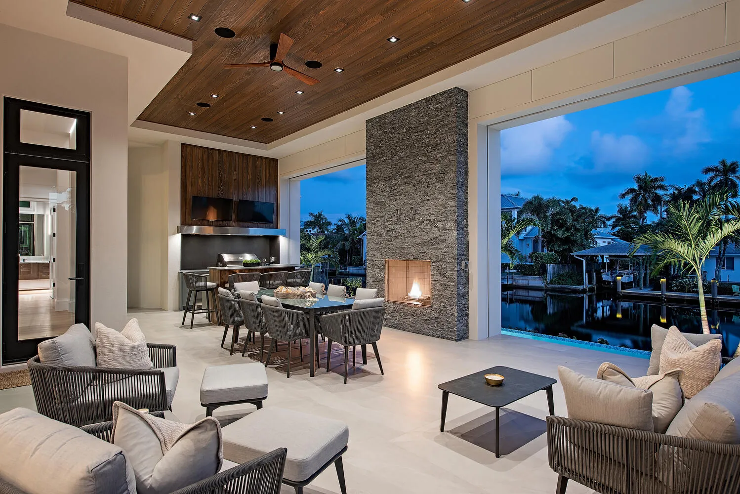 Aqualane Shores Residence: lanai lounge night