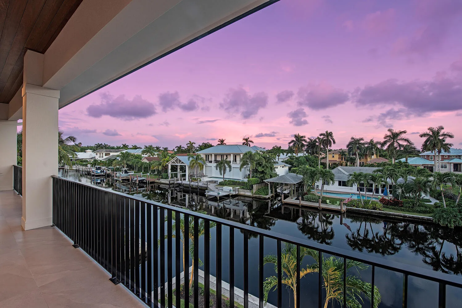 Aqualane Shores Residence: balcony view night