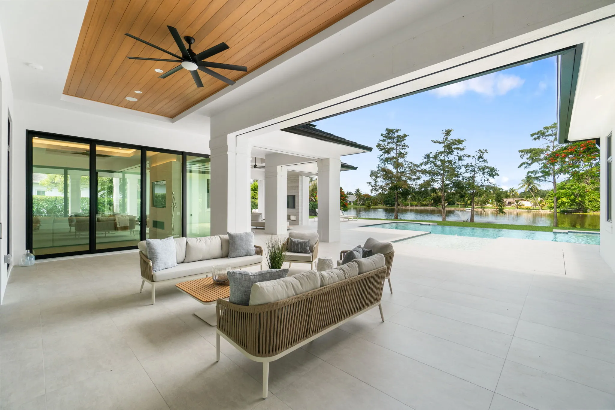 Pine Ridge Estates Residence III: lanai lounge day