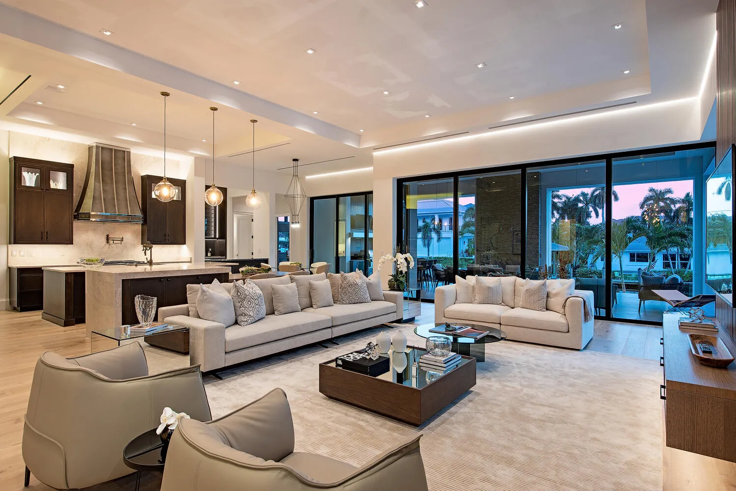 Aqualane Shores Residence: great room night