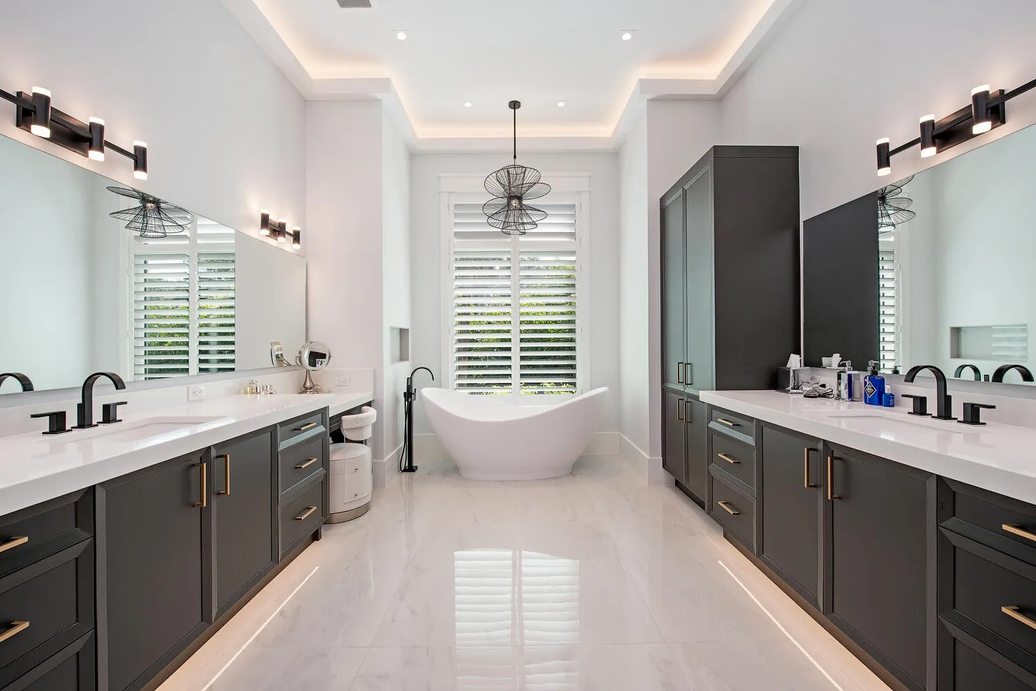Coach House Lane Residence III: primary bath