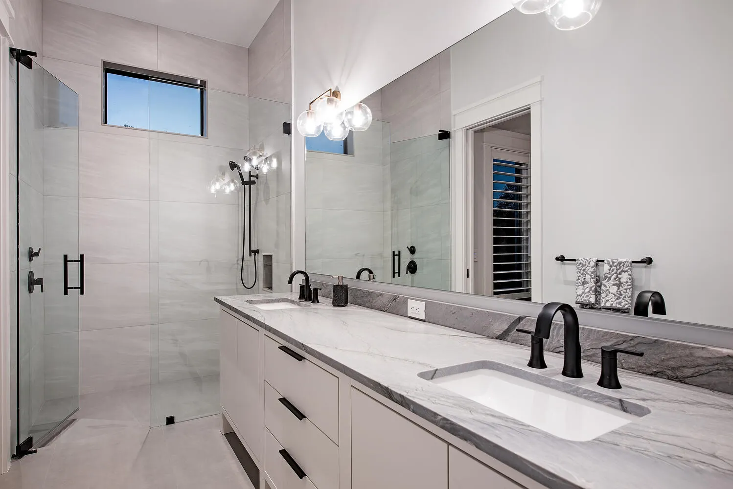 Coach House Lane Residence III: guest bath two night