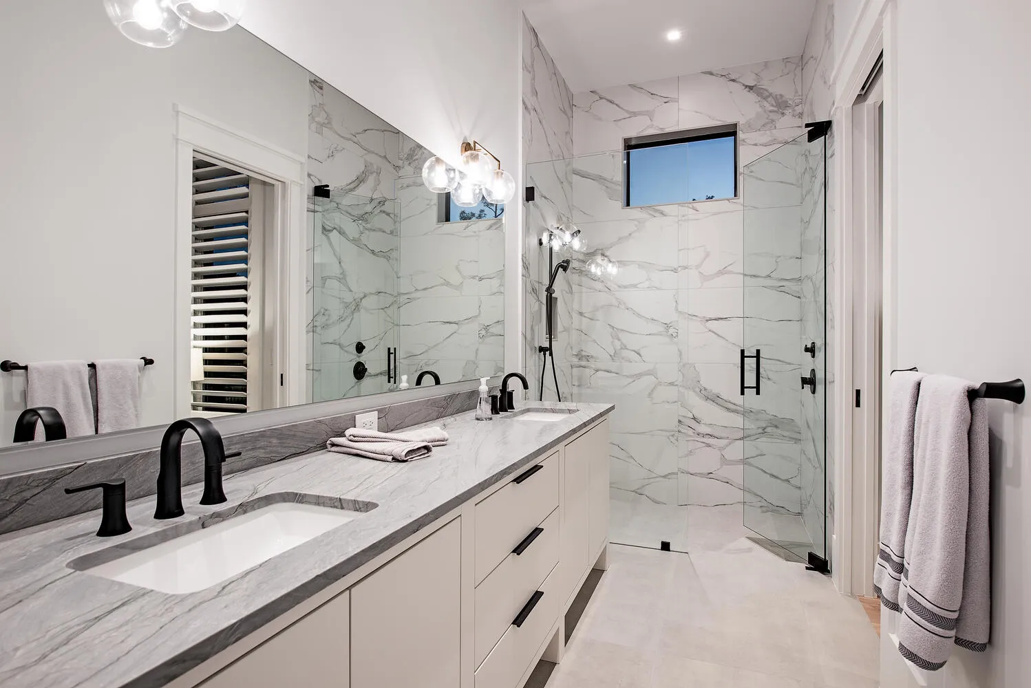 Coach House Lane Residence III: guest bath three night