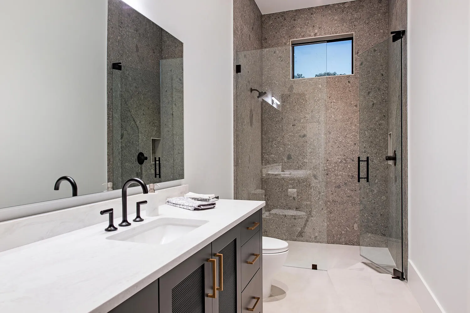 Coach House Lane Residence III: guest bath four night