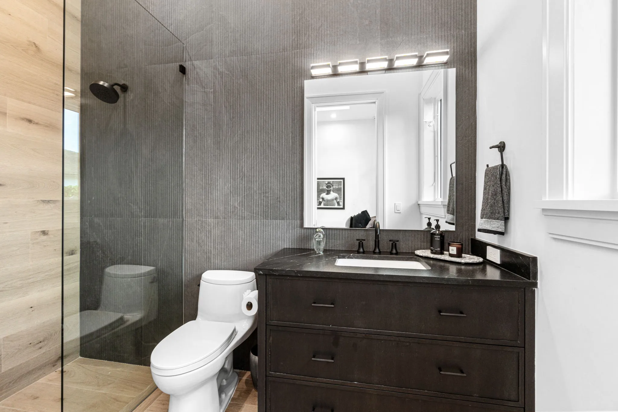 Pine Ridge Estates Residence III: guest bath five