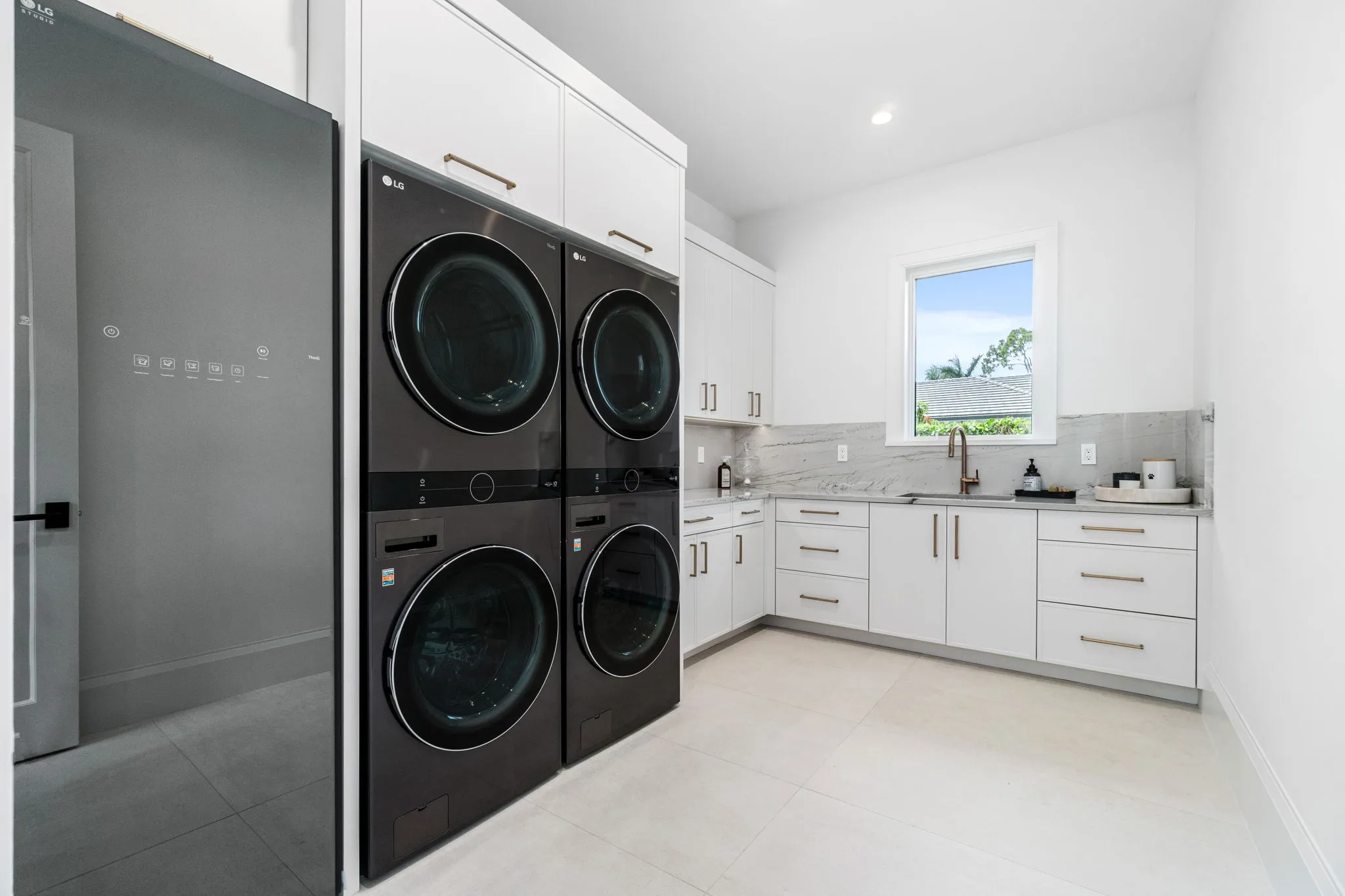 Pine Ridge Estates Residence III: laundry